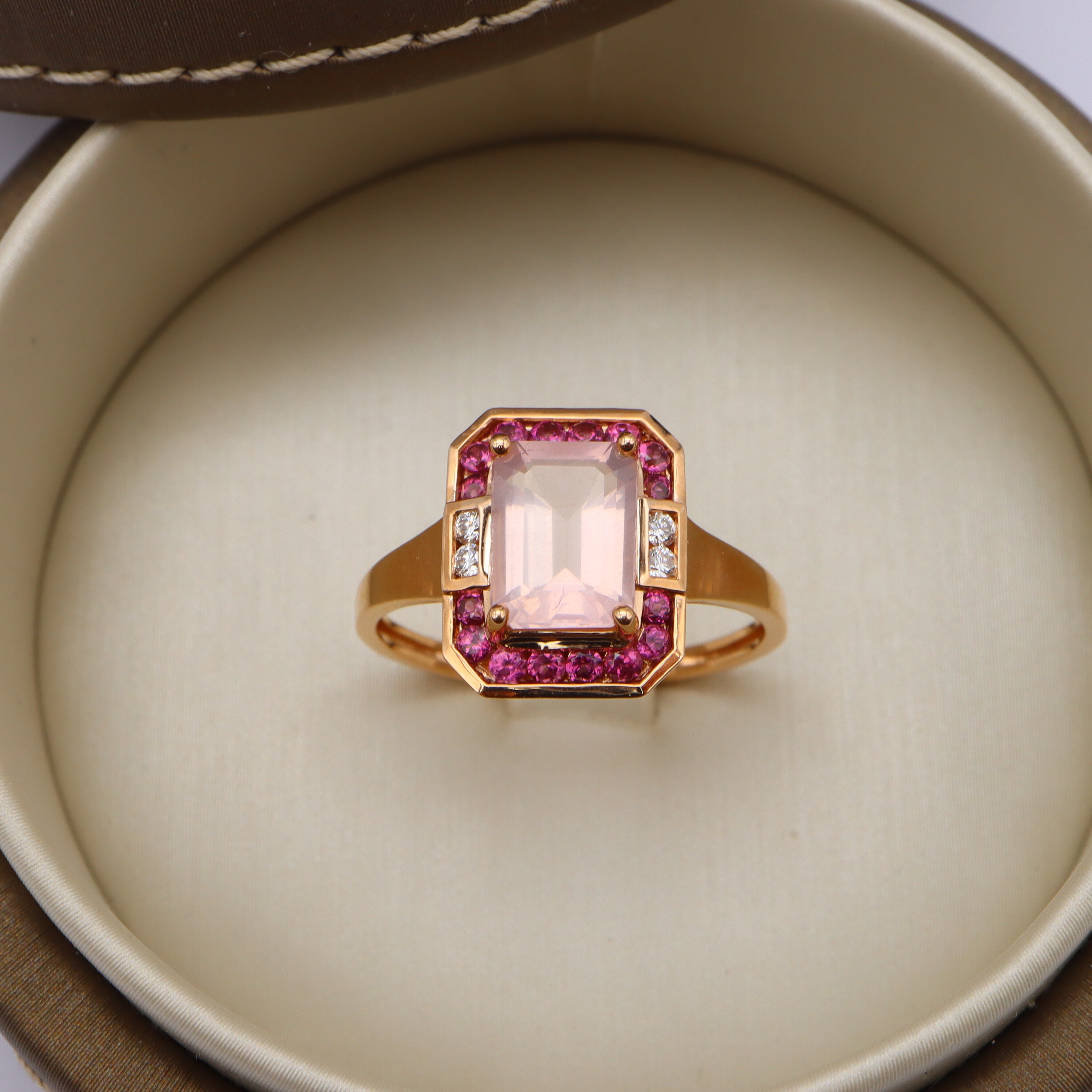 Bague or rose, quartz rose et rhodolite vue 1