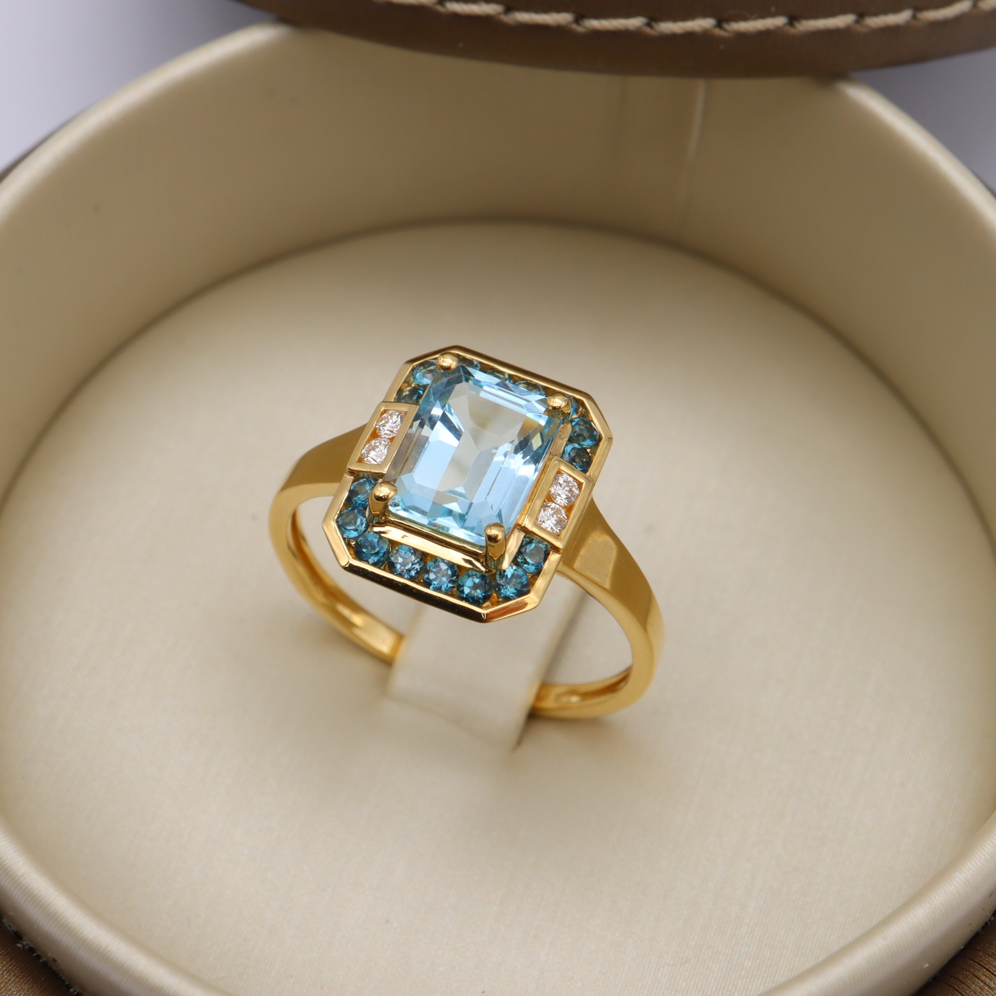 Bague or jaune, topaze bleue et diamants vue 1