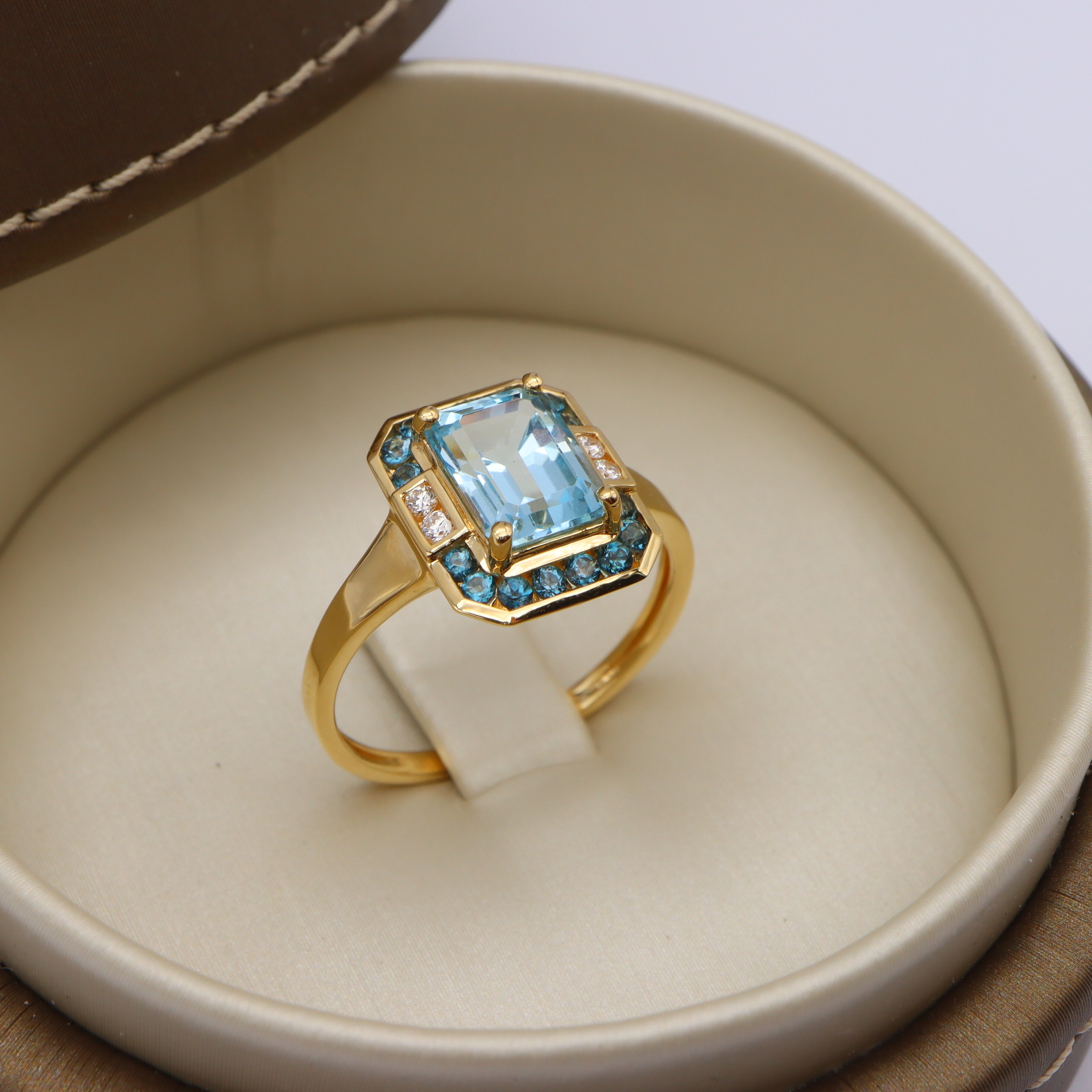 Bague or jaune, topaze bleue et diamants vue 2