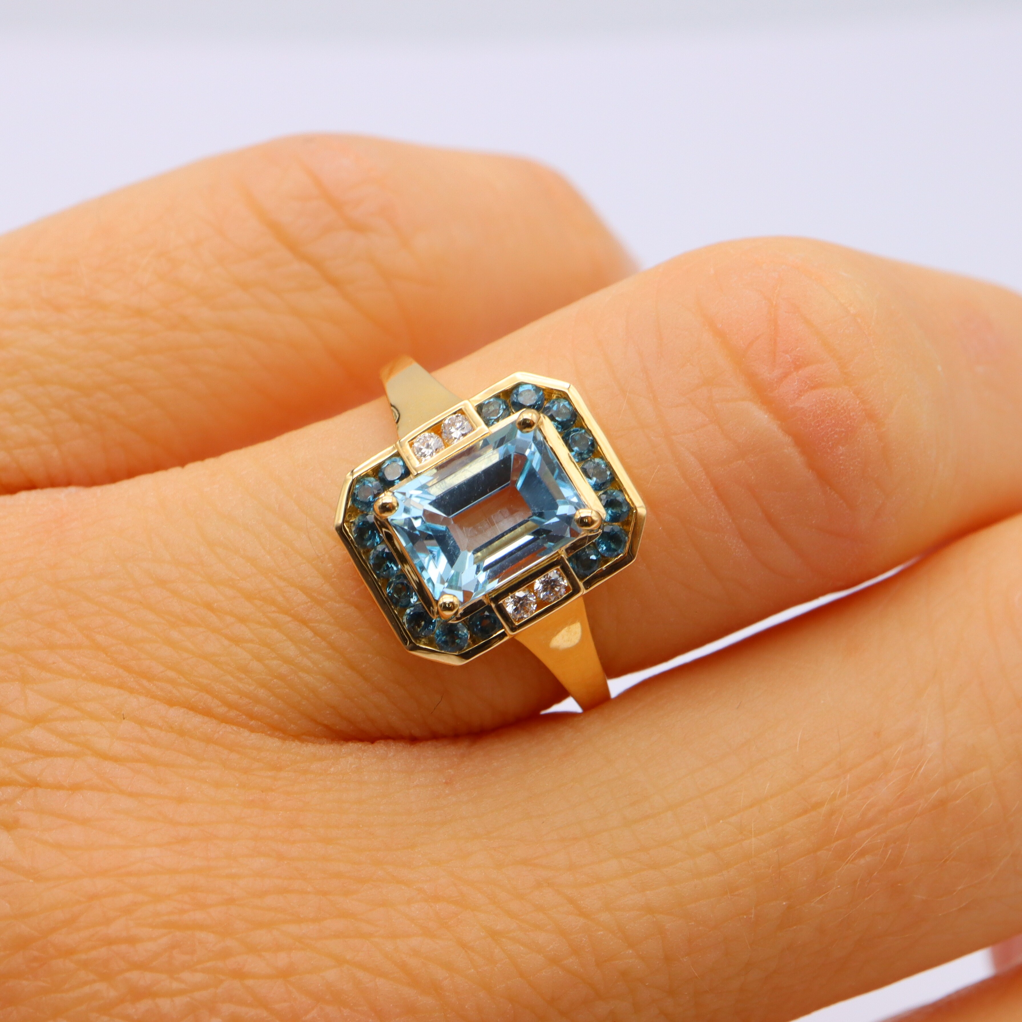 Bague or jaune, topaze bleue et diamants vue 4