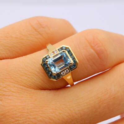 Bague or jaune, topaze bleue et diamants
