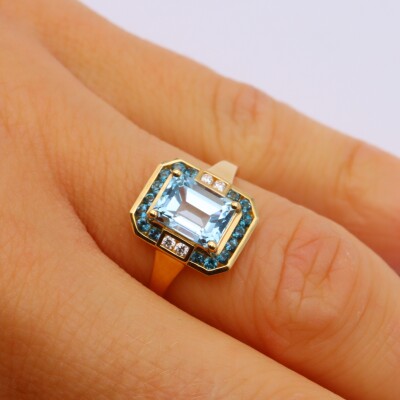 Bague or jaune, topaze bleue et diamants