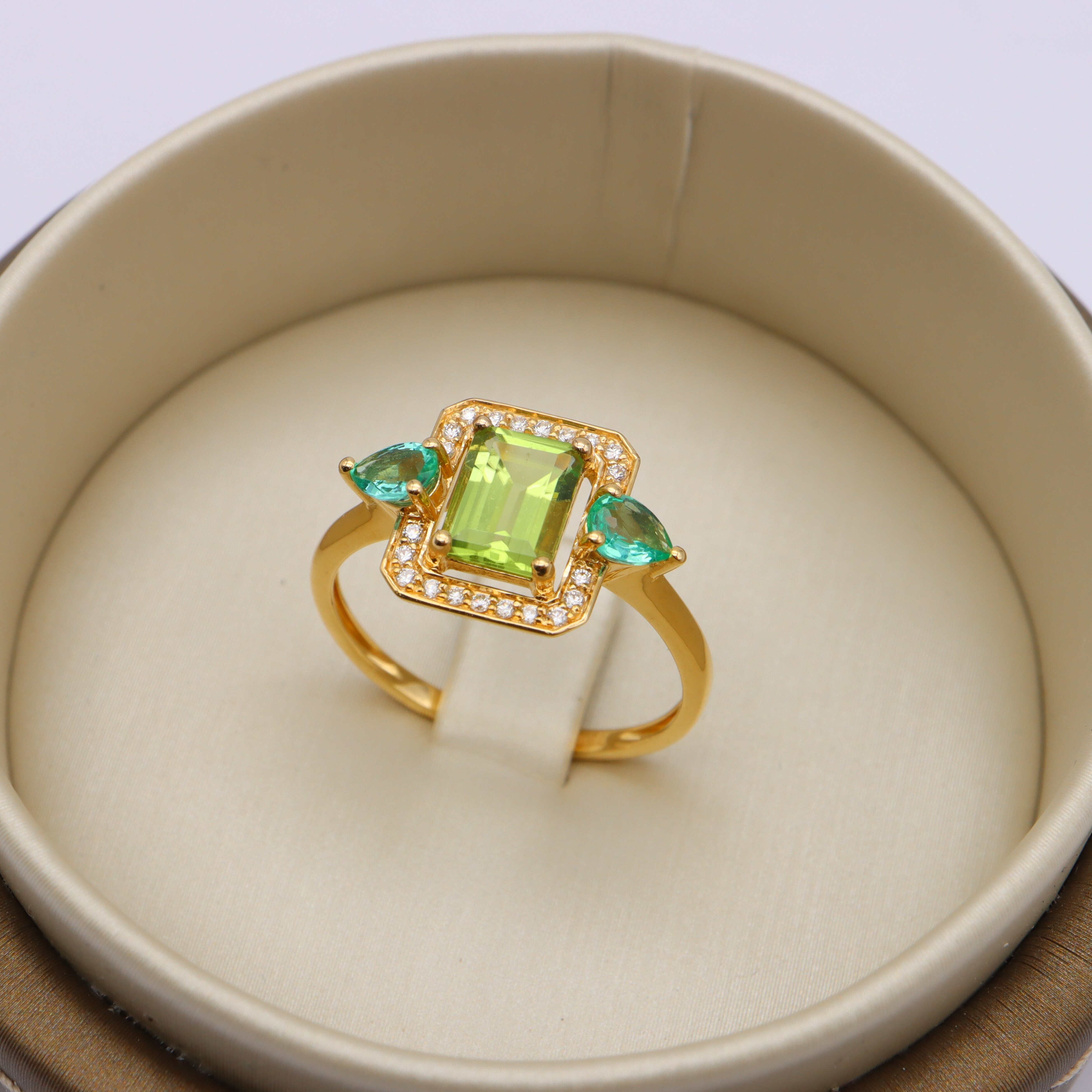 Bague or jaune péridot, entourage émeraudes et diamants vue 1