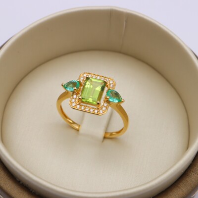 Bague or jaune péridot, entourage émeraudes et diamants