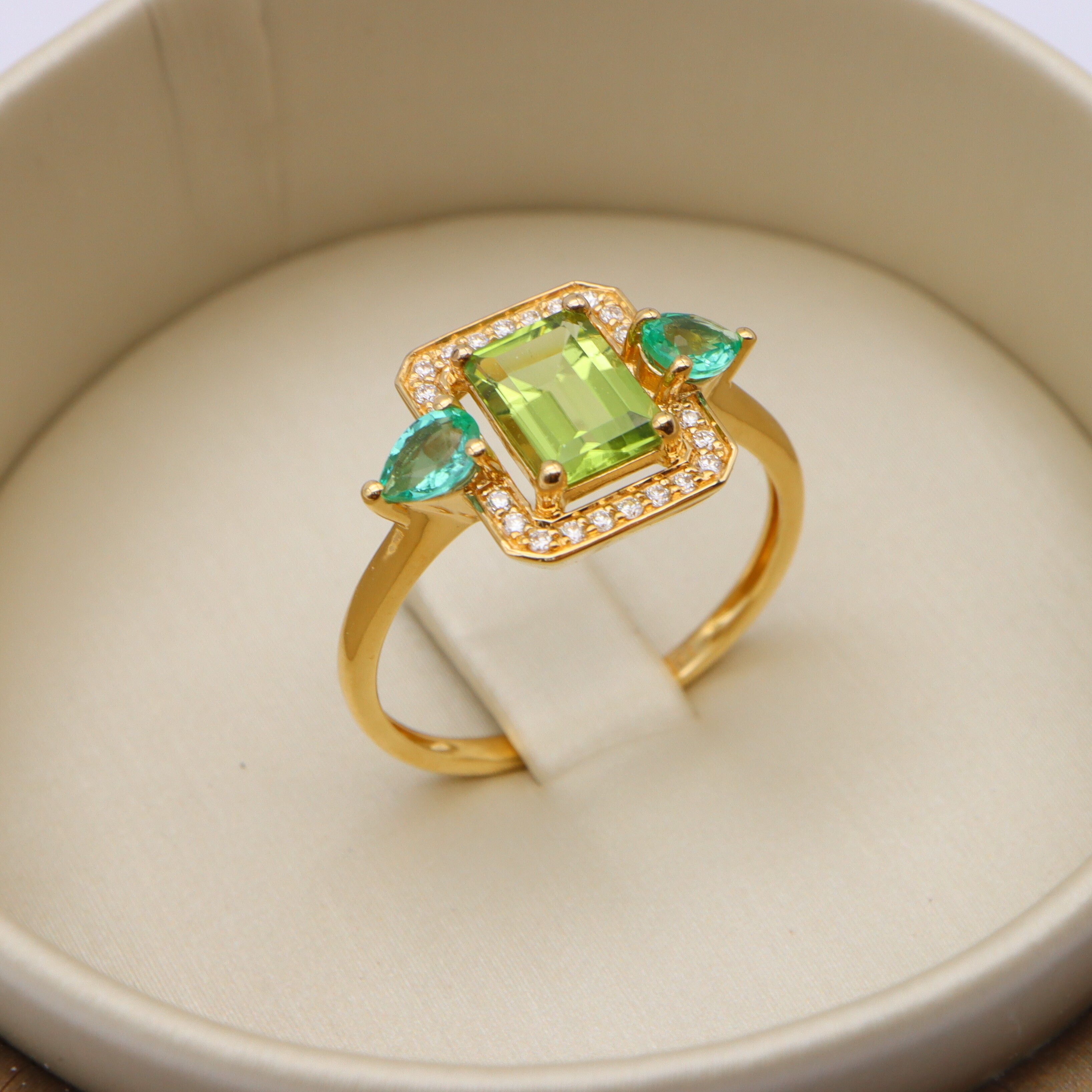 Bague or jaune péridot, entourage émeraudes et diamants vue 2