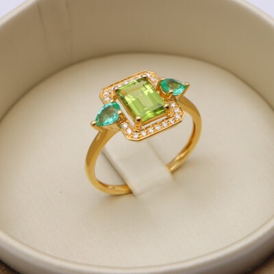 Bague or jaune péridot, entourage émeraudes et diamants