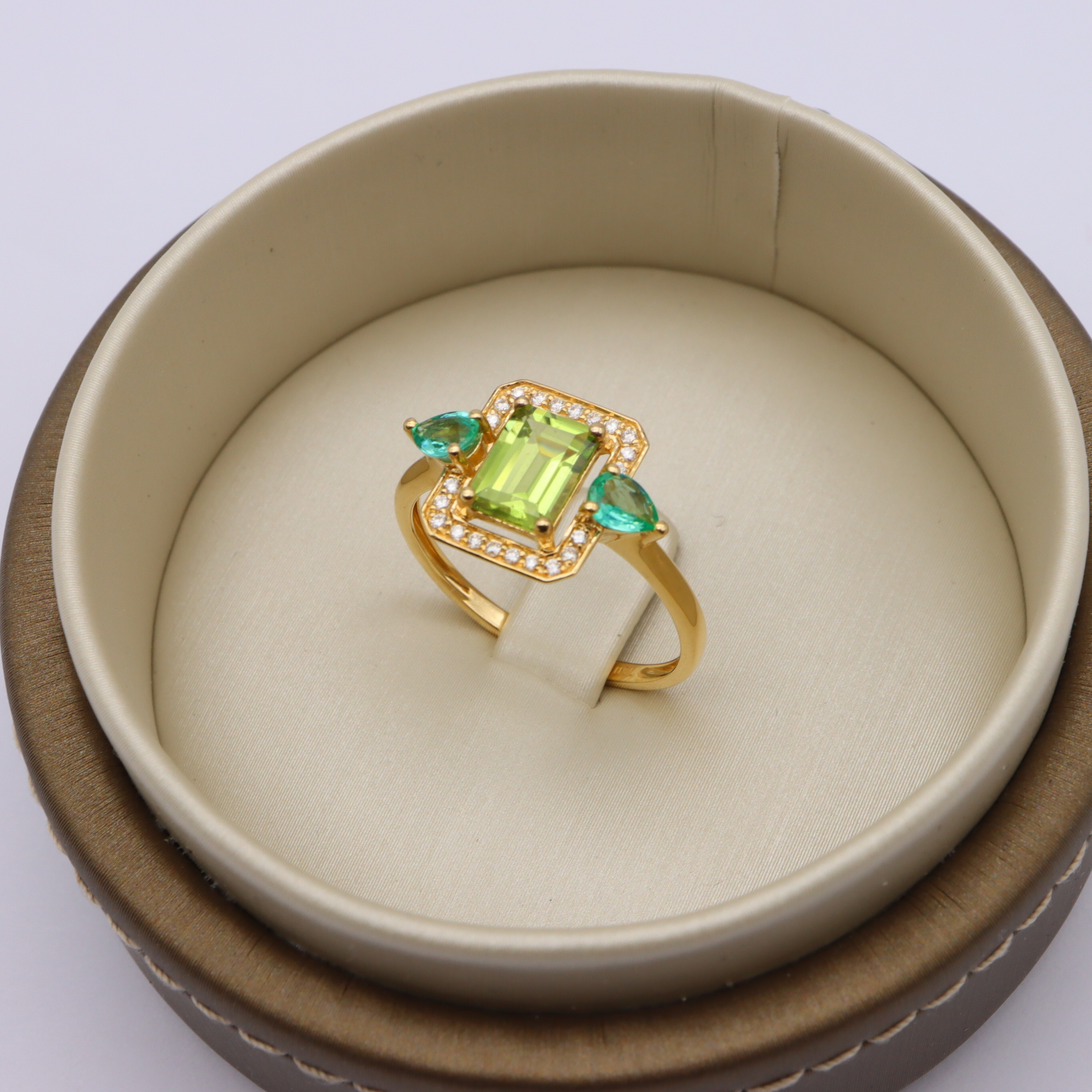 Bague or jaune péridot, entourage émeraudes et diamants vue 3