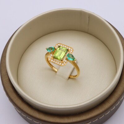 Bague or jaune péridot, entourage émeraudes et diamants