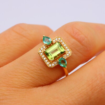Bague or jaune péridot, entourage émeraudes et diamants