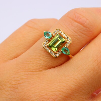 Bague or jaune péridot, entourage émeraudes et diamants