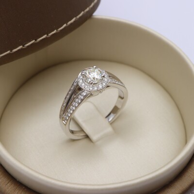 Solitaire entourage diamants