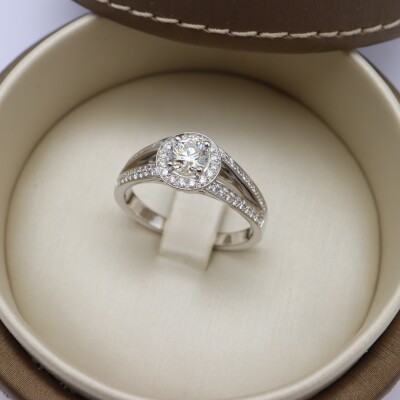 Solitaire entourage diamants