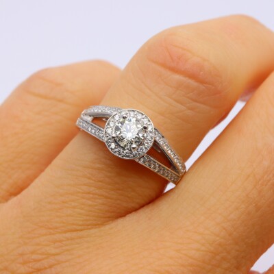 Solitaire entourage diamants