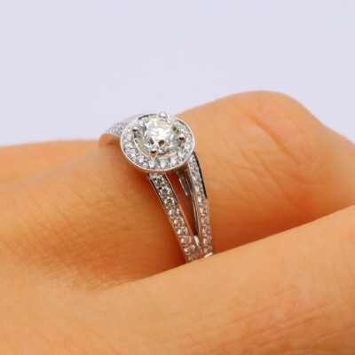 Solitaire entourage diamants