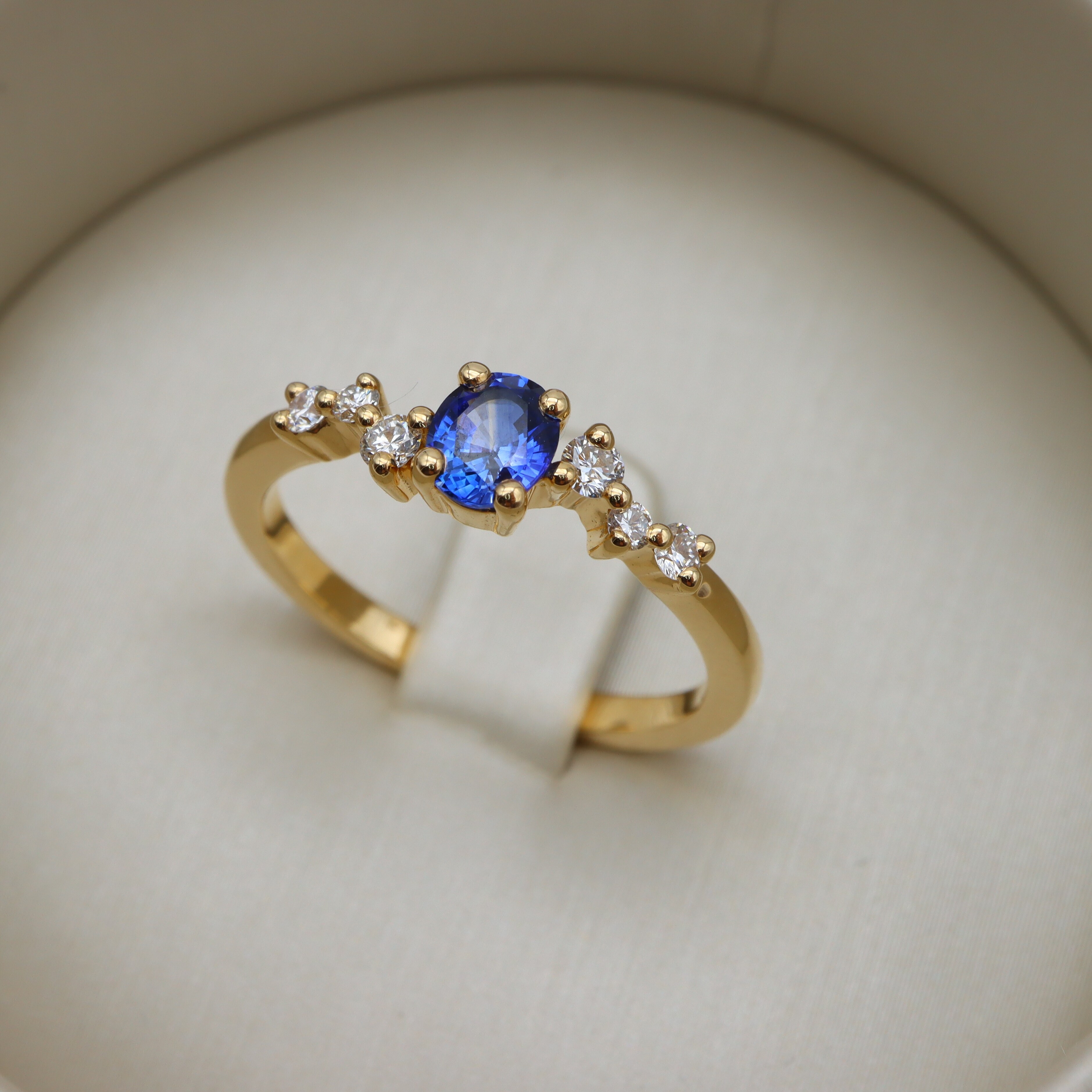 Bague or jaune, saphir bleu et diamant vue 2