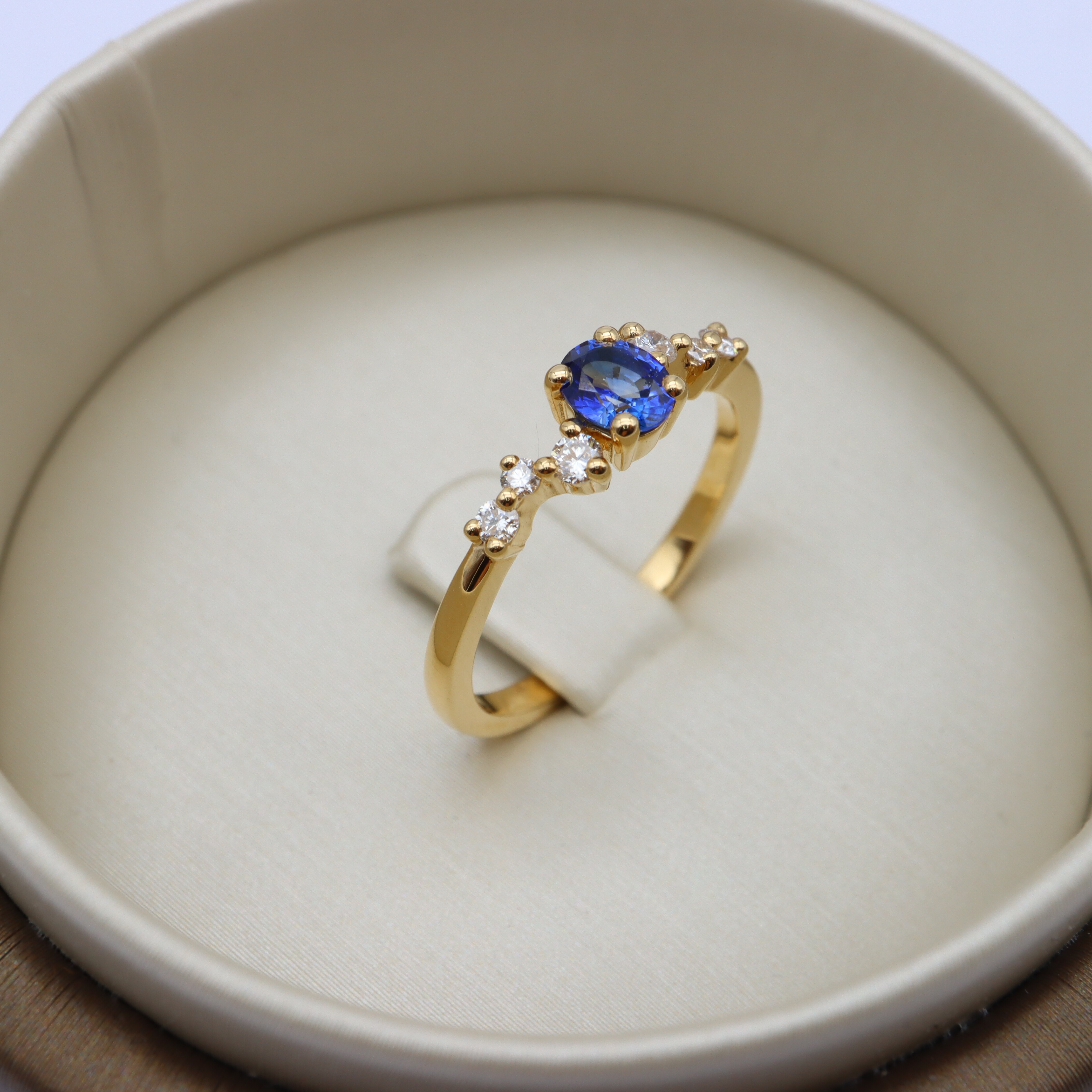 Bague or jaune, saphir bleu et diamant vue 3