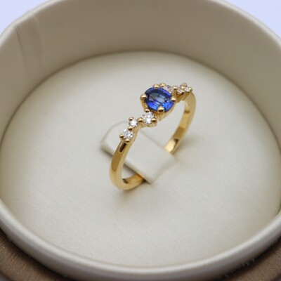 Bague or jaune, saphir bleu et diamant
