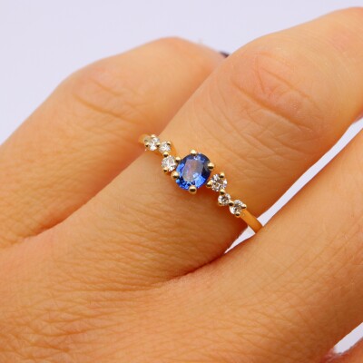 Bague or jaune, saphir bleu et diamant
