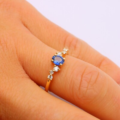 Bague or jaune, saphir bleu et diamant