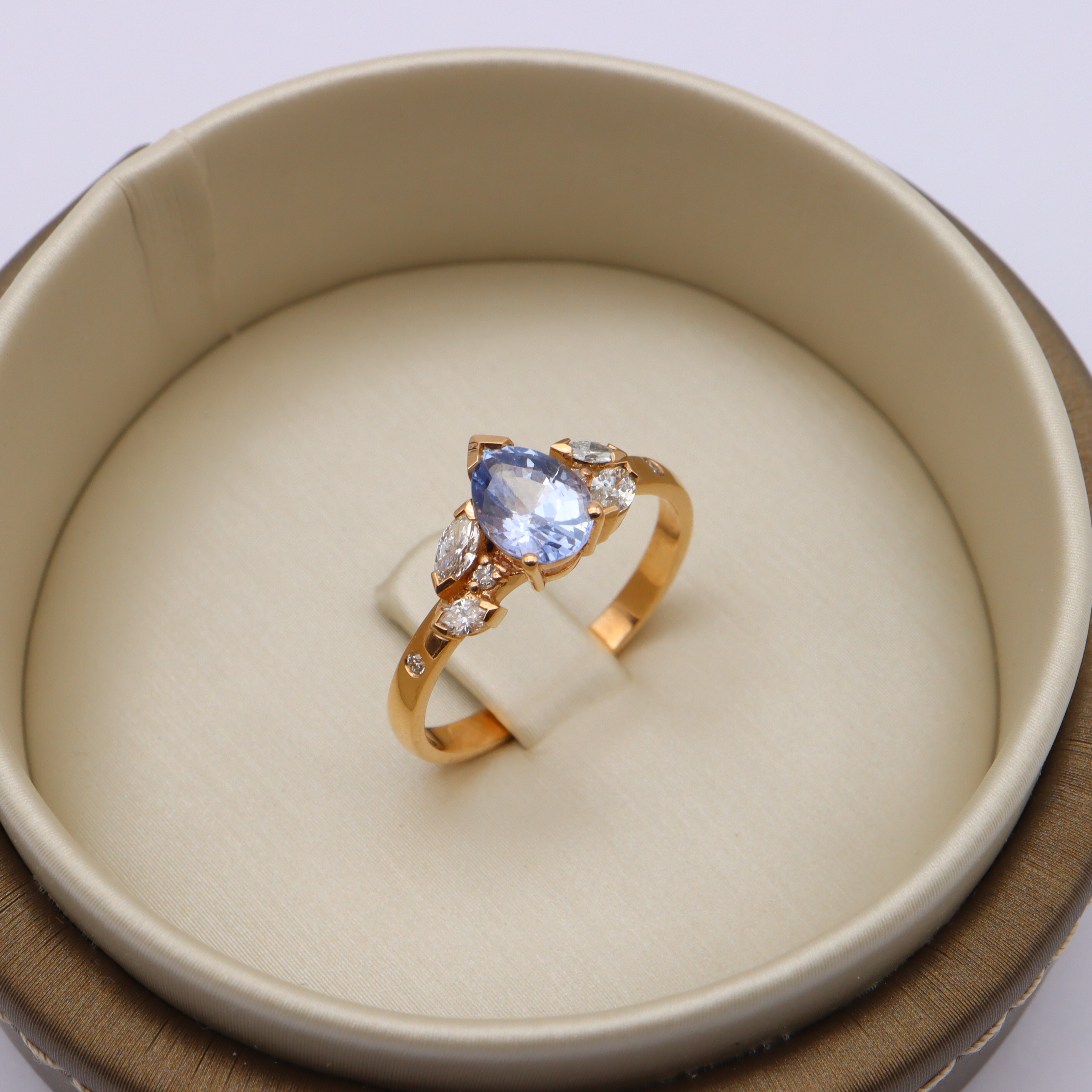 Bague or rose, saphir lavande et diamants vue 1