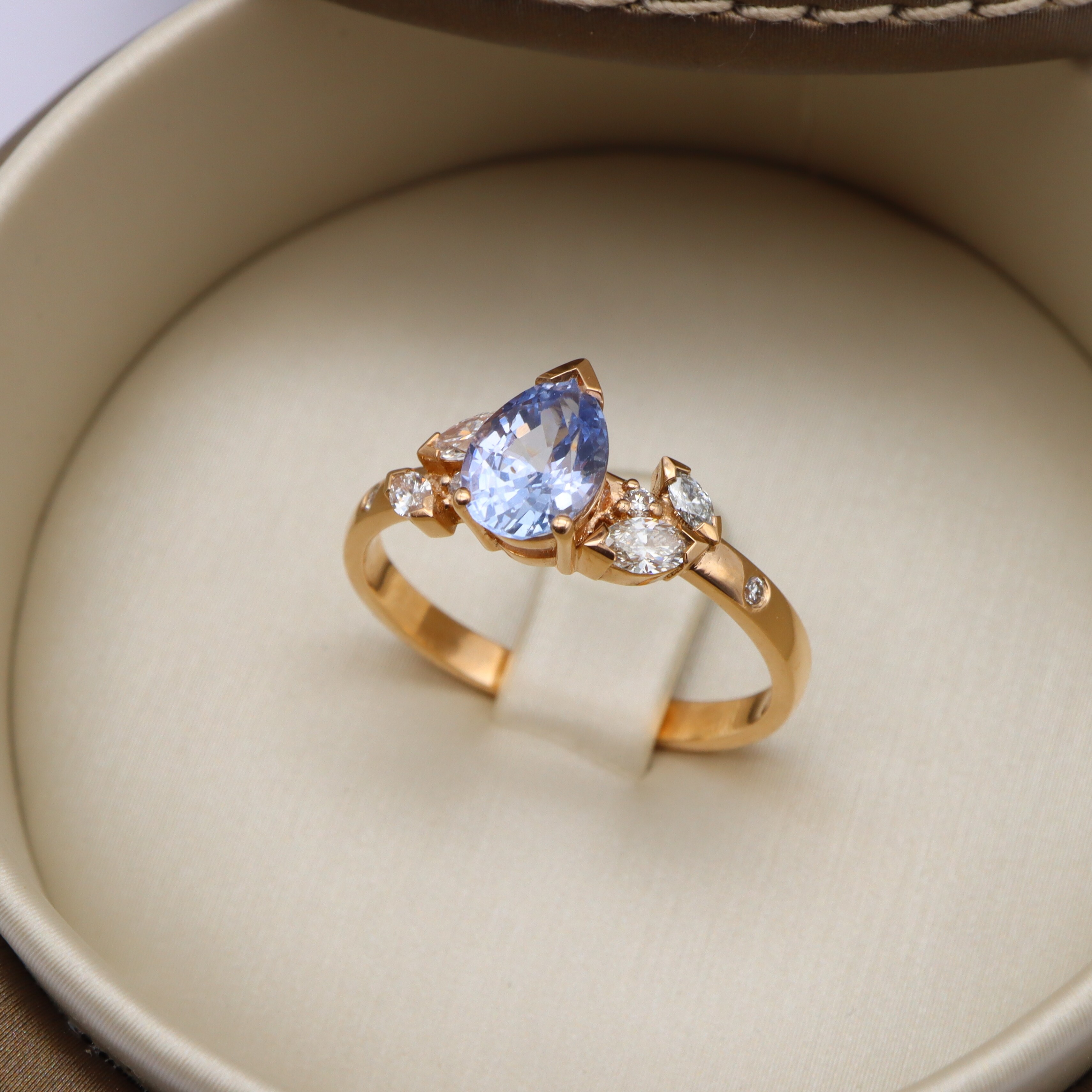 Bague or rose, saphir lavande et diamants vue 2