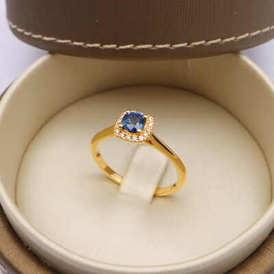 Bague or jaune, saphir et entourage diamants