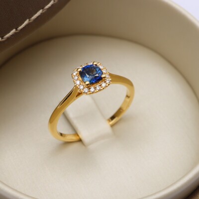 Bague or jaune, saphir et entourage diamants