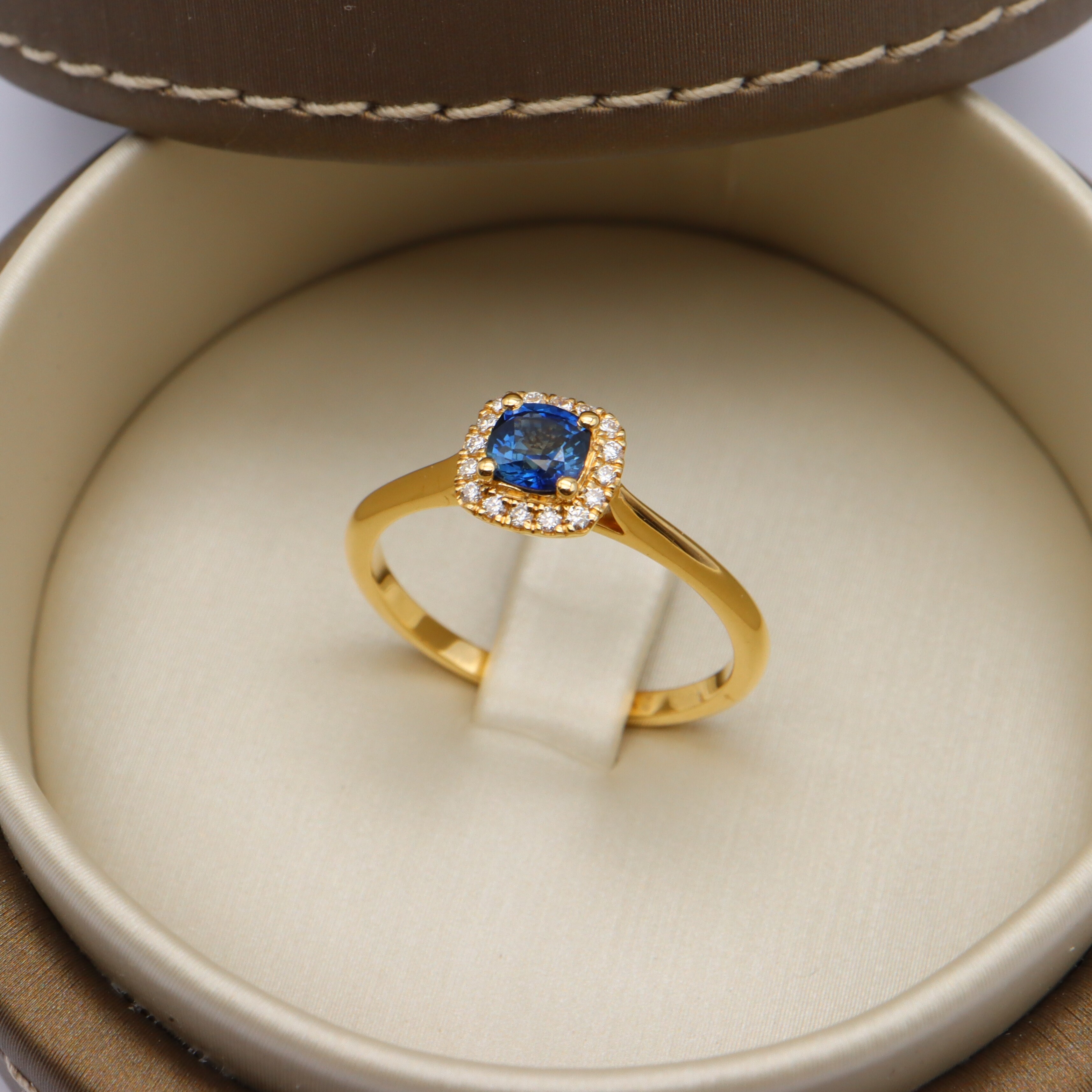 Bague or jaune, saphir et entourage diamants vue 3
