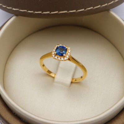 Bague or jaune, saphir et entourage diamants