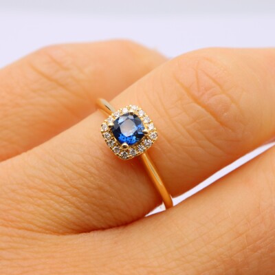 Bague or jaune, saphir et entourage diamants