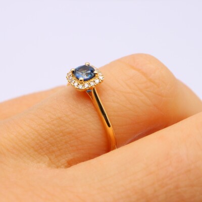 Bague or jaune, saphir et entourage diamants