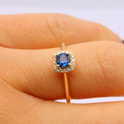 Bague or jaune, saphir et entourage diamants