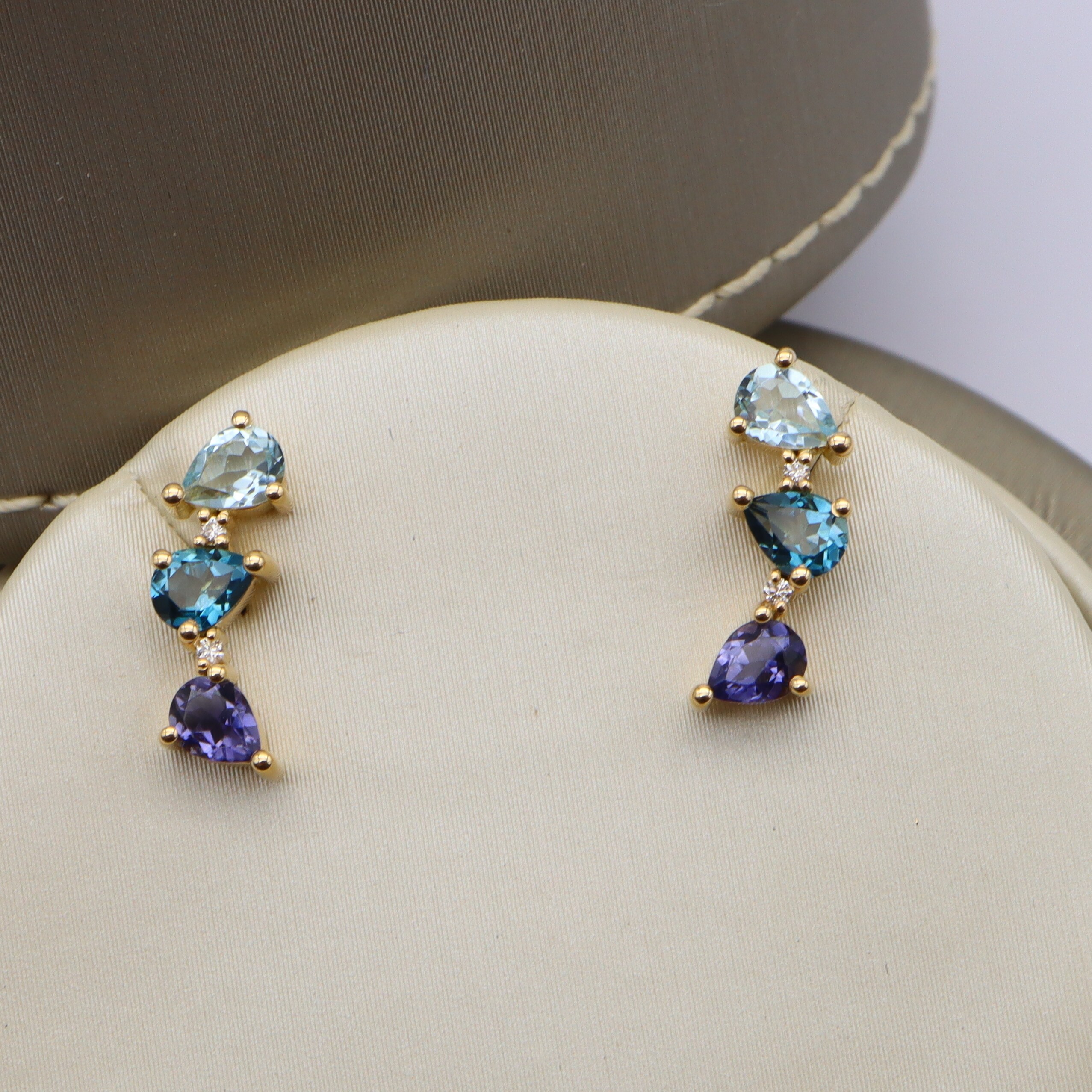 Boucles d'oreilles or jaune et pierres fines vue 1