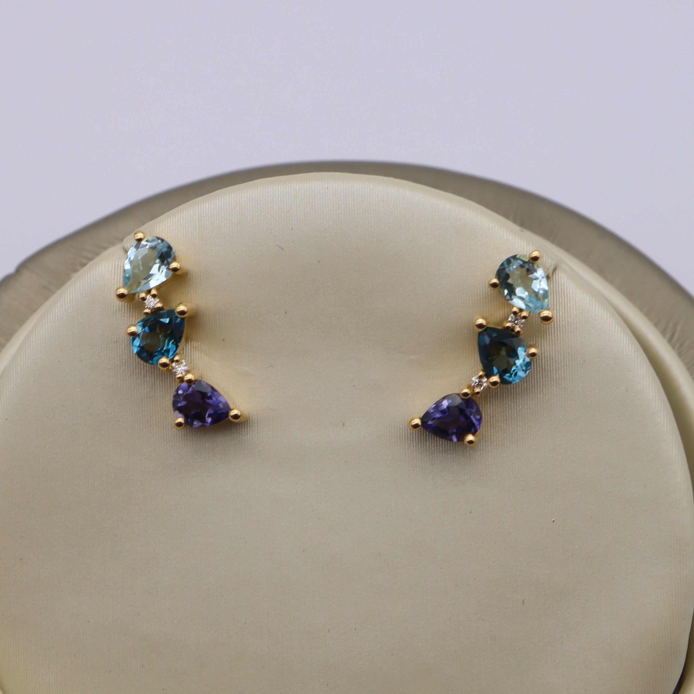 Boucles d'oreilles or jaune et pierres fines vue 2