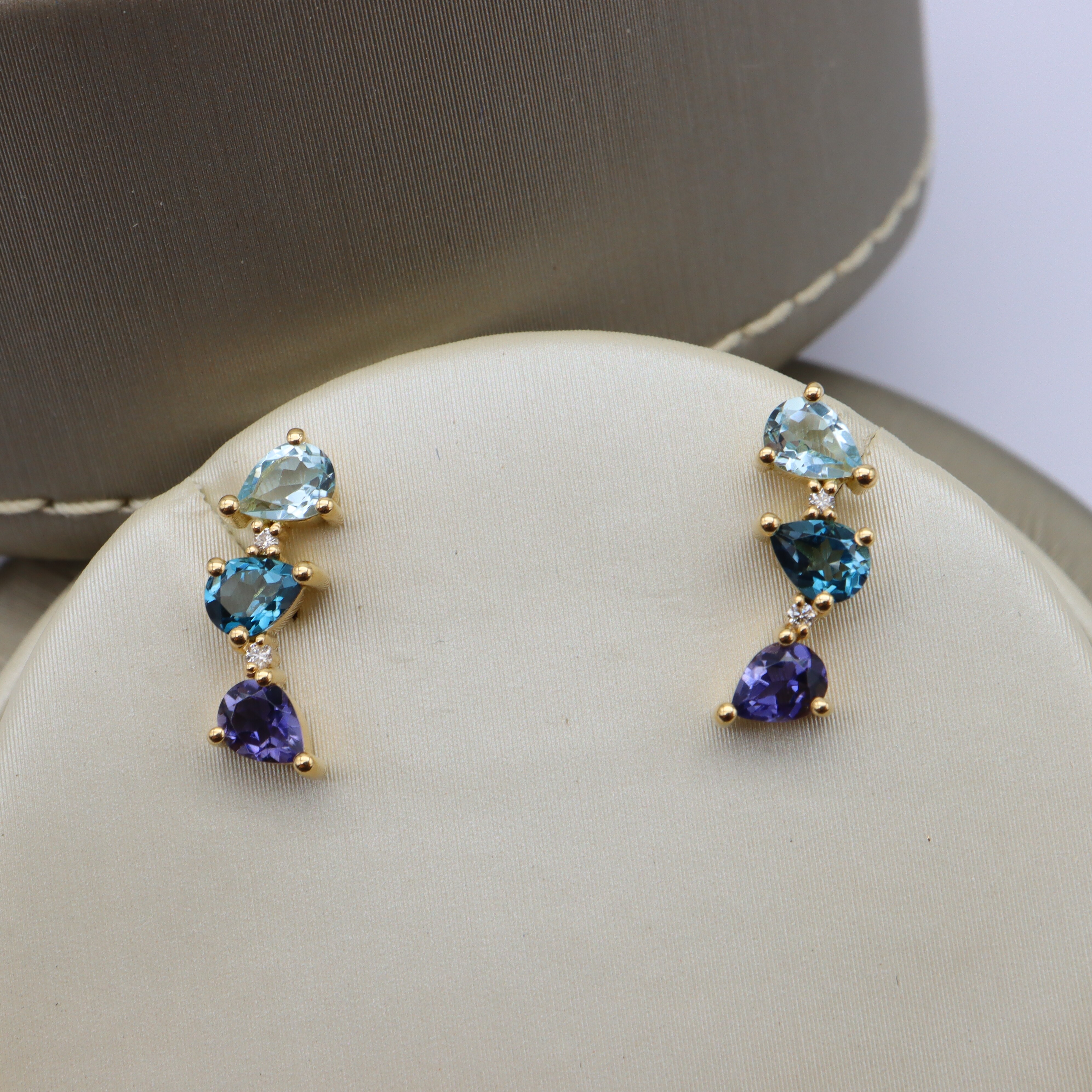 Boucles d'oreilles or jaune et pierres fines vue 3