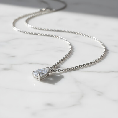 Collier or blanc et pendentif diamant taille poire