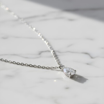 Collier or blanc et pendentif diamant taille poire