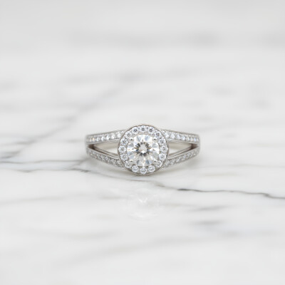 Solitaire entourage diamants