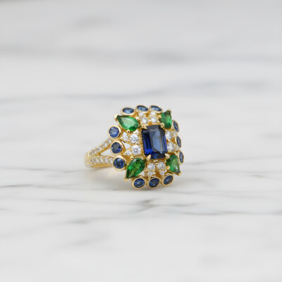 Bague or jaune, saphirs, grenats verts et diamants