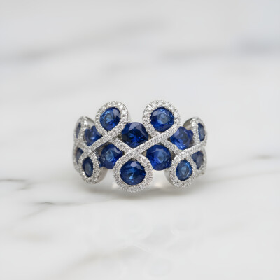 Bague or blanc, saphirs bleus et diamants