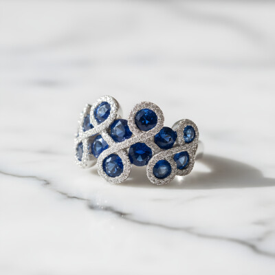 Bague or blanc, saphirs bleus et diamants