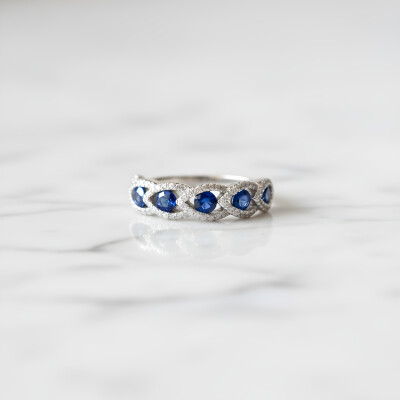 Bague or blanc, saphirs et diamants