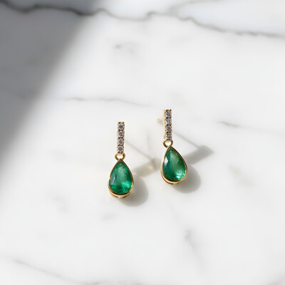 Boucles d'oreilles pendantes émeraudes et diamants