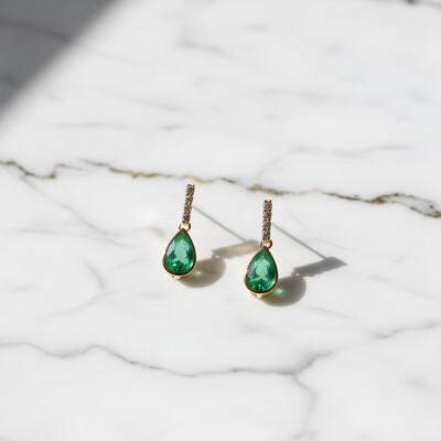 Boucles d'oreilles pendantes émeraudes et diamants