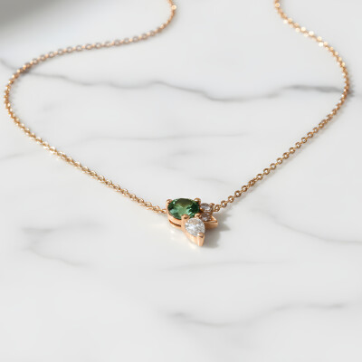 Collier or rose saphir vert et diamant