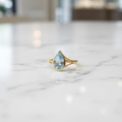 Bague or jaune et topaze bleue