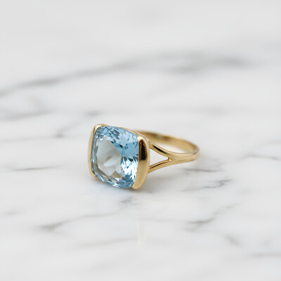 Bague or jaune et topaze bleue
