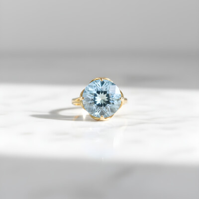 Bague or jaune et topaze bleue