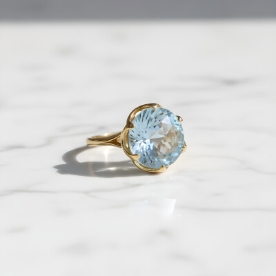 Bague or jaune et topaze bleue