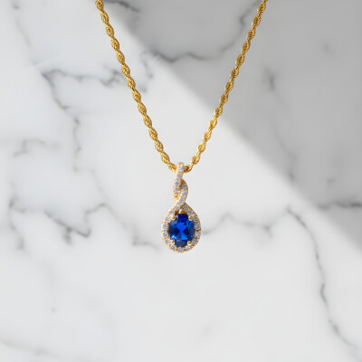 Pendentif or jaune, saphir et diamants